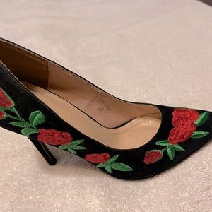 Ladies size 10 Chase + Chloe black suede and red roses shoes